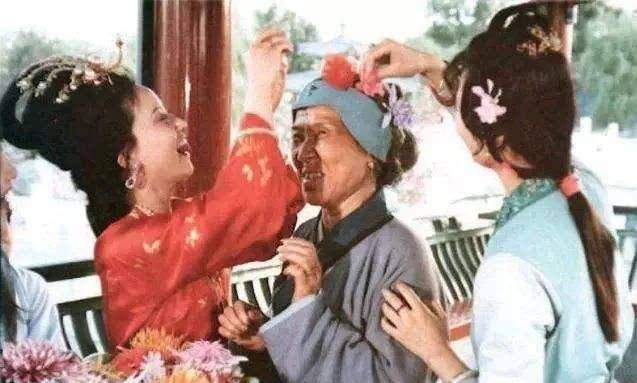 贾母送给刘姥姥的包袱虽然都是寻常之物却有一样救了巧姐的命