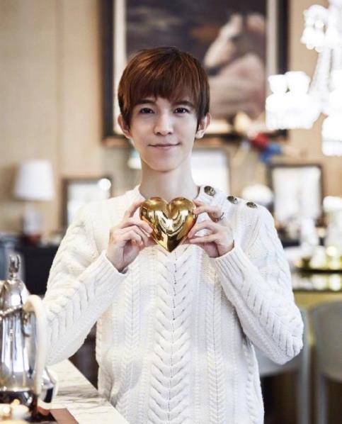 原创迷你作家郭敬明不爱美女爱美男生活曝光引起不适