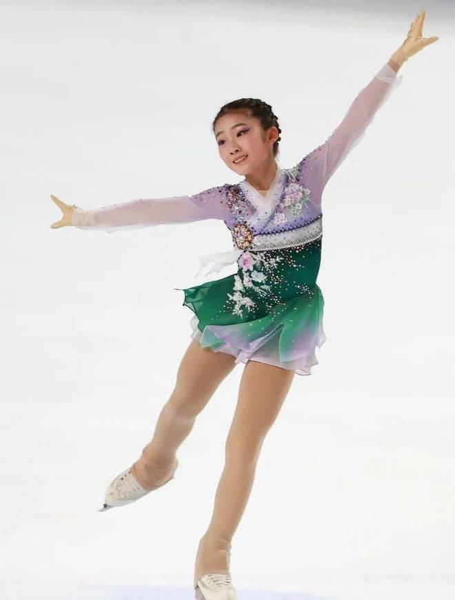 原创13岁花滑少女夺冠花样滑冰迎新王者未来挑战国外三套娃