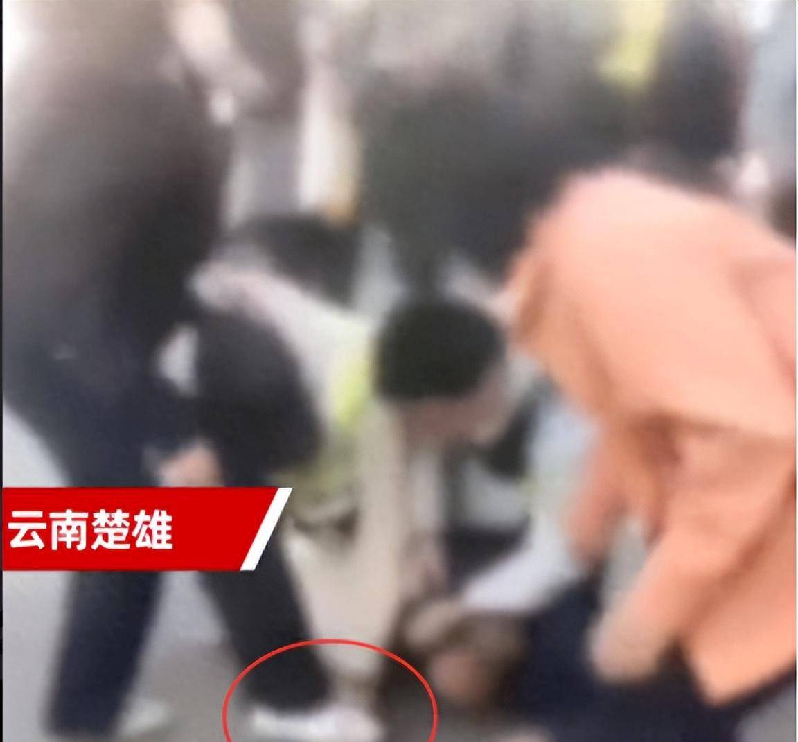 女城管脚踩菜农后续,涉事人员全部被开除,一脚踩掉了自己的体面