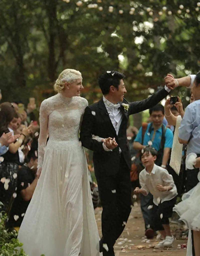 撒贝宁夫妇陪儿女度假俩娃玩水枪状况百出李白照顾孩子好狼狈