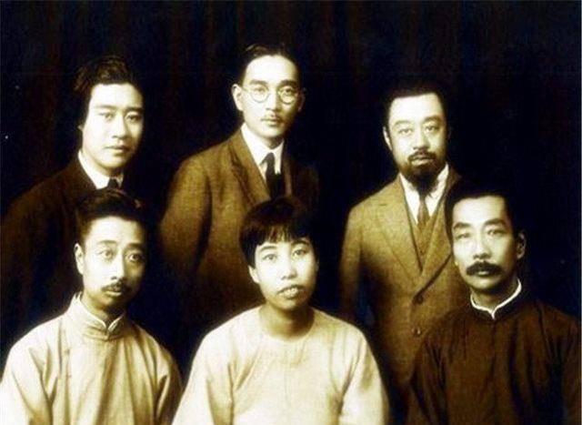 原创鲁迅珍贵的家庭照第二幅图掩藏着一个如影随形的悲惨身影