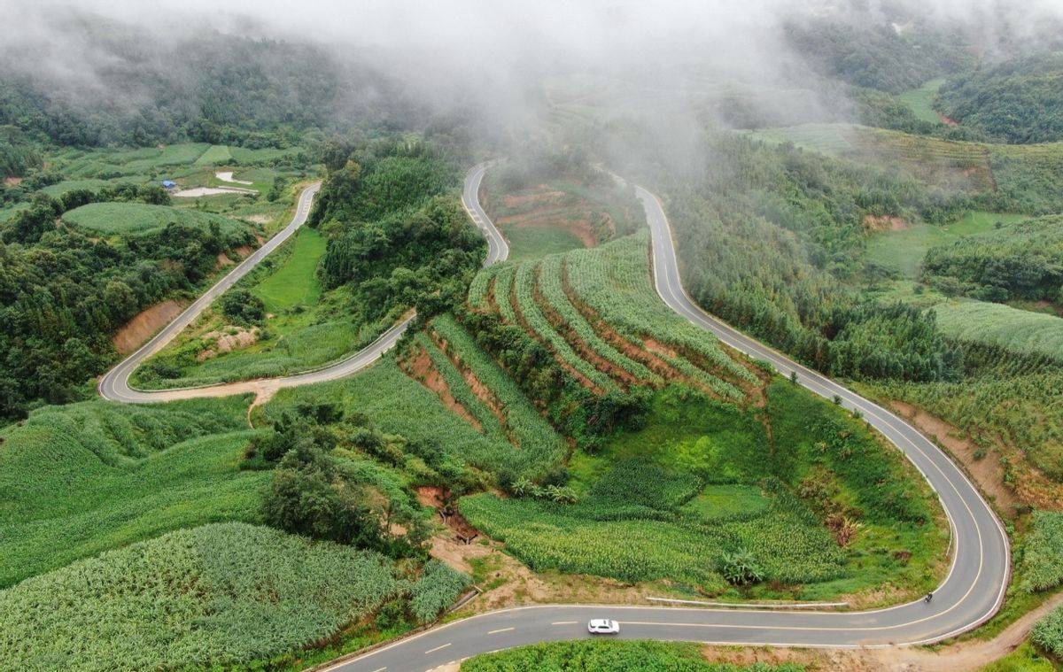 5米宽的农村公路,会车难,事故多!为何国家不建得宽敞一点?