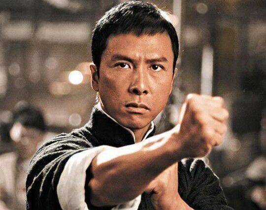还记得《叶问1》里,甄子丹的叶问一出场,就让人耳目一新.