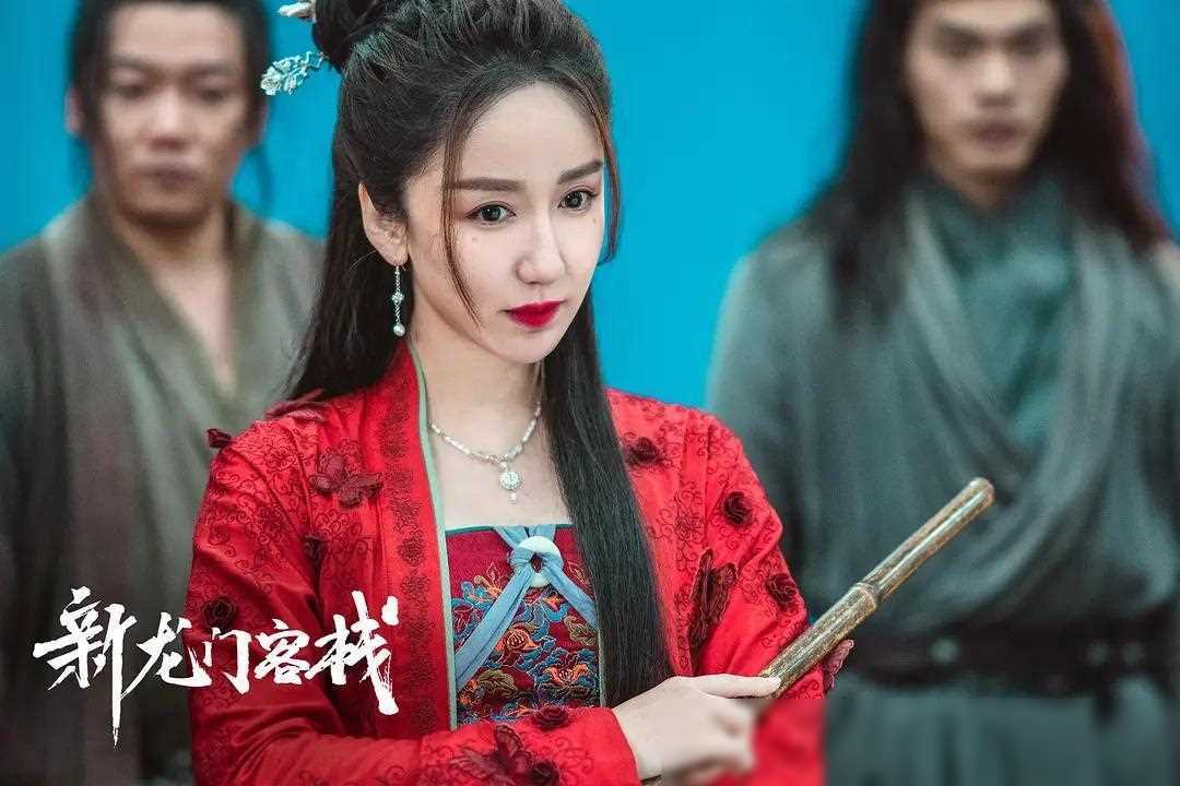 娄艺潇新作引发争议网大新宠or擦边球风波引人注目