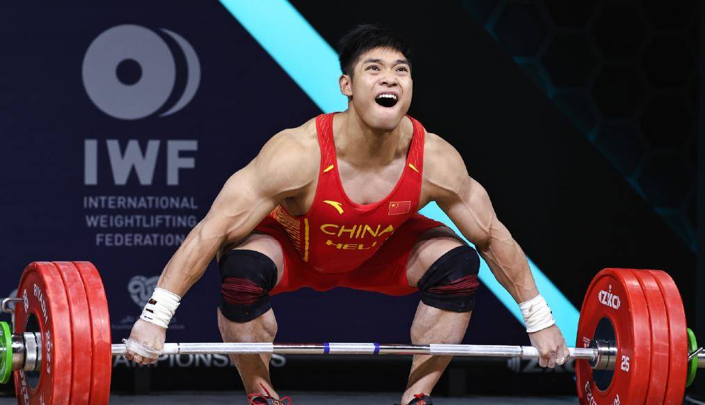 原创惨败中国举重89公斤级选手亲吻杠铃告别巴黎奥运会