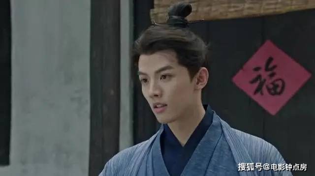 周峻纬饰演的慕子淳亮相,便以一袭蓝衫翩翩,发髻高挽,风度翩翩的形象