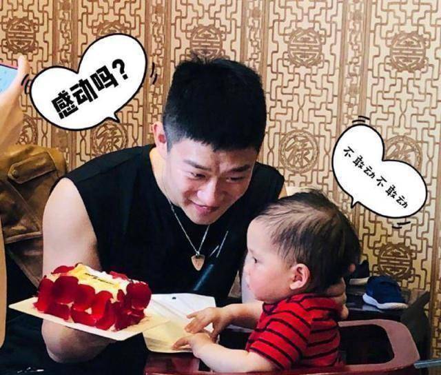 曹云金唐菀发文为1岁女儿庆生照片配文感动吗女儿不敢动