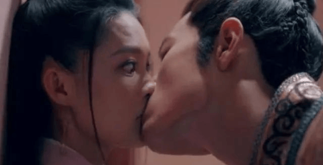 原创怪不得吴京不建议女孩当演员李沁拍吻戏被男演员占便宜亲到变形