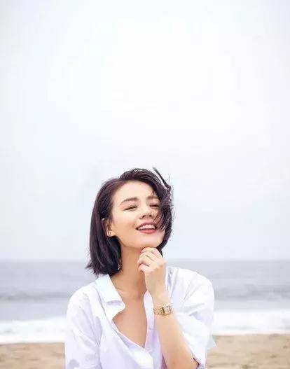 剧中,邓伦和马思纯分别饰演落魄演员郝泽宇及助理福子,展现了小人物的