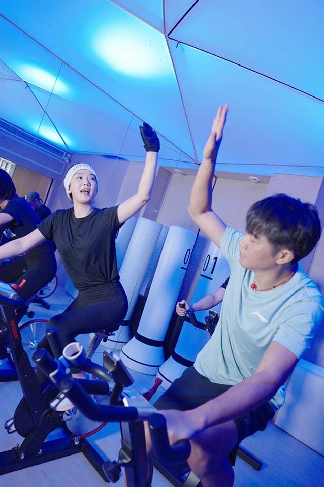 的他们,深知对方的优点和缺点,比如玲花就常常吐槽曾毅:"生活中太抠门