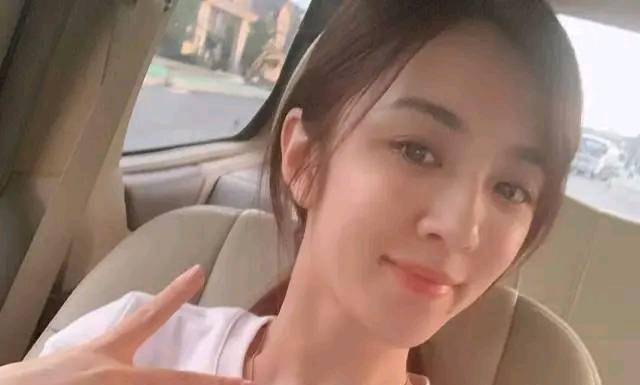 王晓晨是从科班出身的,经受过专业训练的她,在颜值和演技这一方面自然