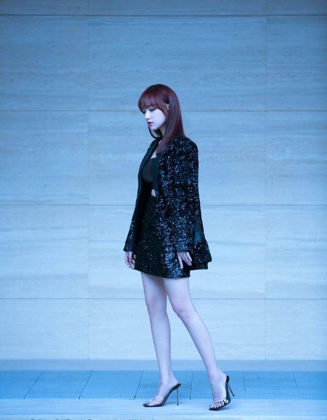 原创程潇不只是奶潇挑战巴掌大抹身材搭豹纹短裙上下一起露