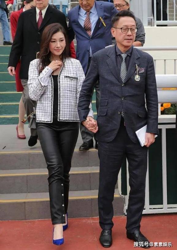 又比如和老公一起参加赛马活动的时候,李嘉欣这一身穿搭也遭到了不少
