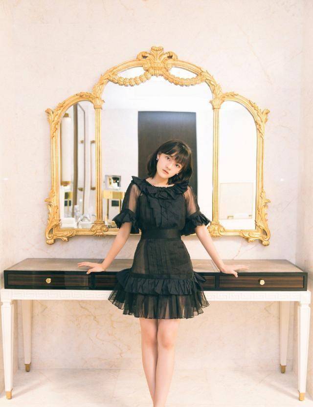 曾搭档王俊凯主演《天坑鹰猎》,穿西装配短靴,霸气得不像16岁_文淇