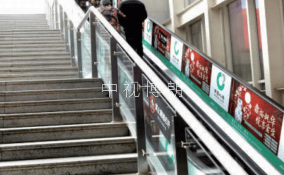 西宁站进站大厅扶梯贴膜西宁站广告特点:本套西宁站广告位于西宁站