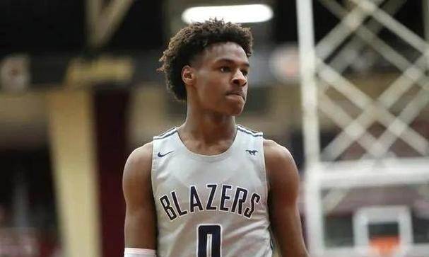 詹姆斯之子布朗尼决定进军nba魔术师约翰逊成为他的模板