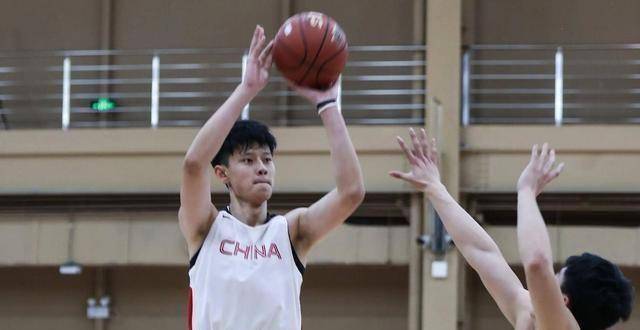 26岁的周琦身高216cm,体重113kg,2020-2021赛季周琦代表新疆队出战43