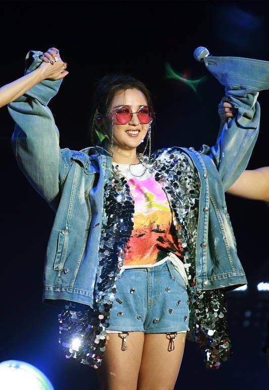 原创出镜镜头前何洁表示3个月零收入养4个娃压力大网友活该