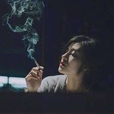 深夜的烟酒图片伤感图片