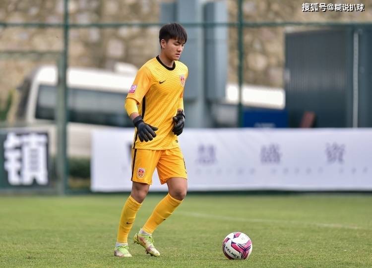 两个边后卫,胡荷韬左路攻防兼备,刘浩帆右路出球冷静.