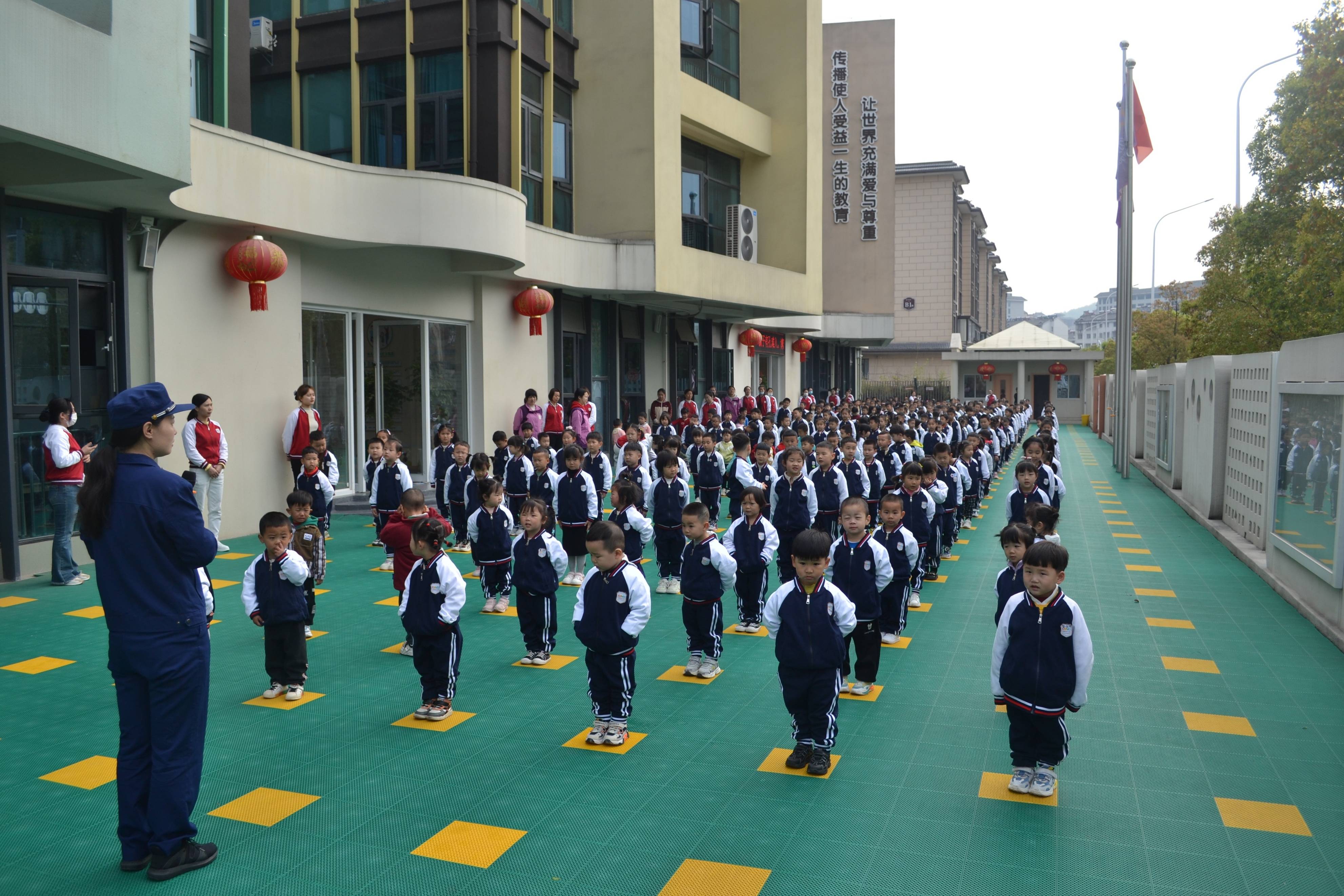 湖北襄阳:蓝姐姐带领百名萌娃开展消防安全实践活动