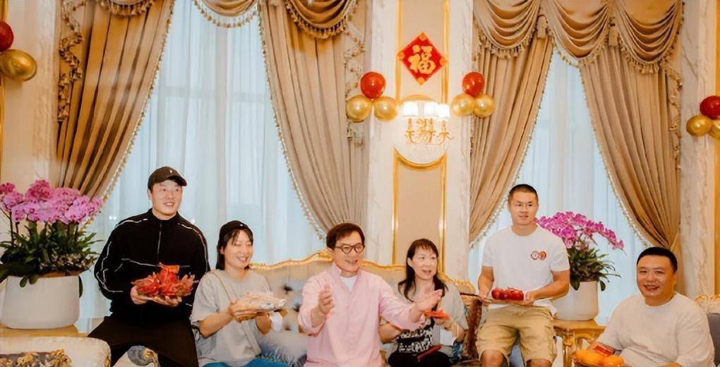 成龙买4000万豪宅后首现身与陈凯歌深夜聚会深情拥抱驼背明显