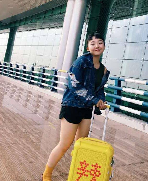 原创辣目洋子穿v领衬衫配黄色半身裙优雅不愧是微胖界的穿搭典范