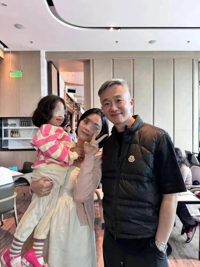 在网友晒出的照片中,我们可以看到52岁程磊情况能够说不要输小鲜肉