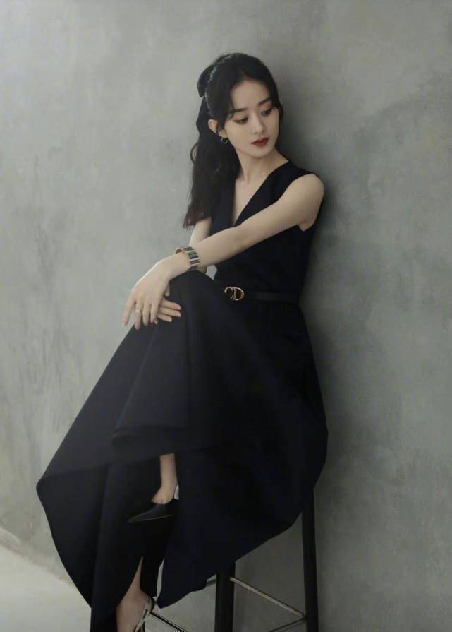 动态中的第一张是赵丽颖坐在椅子上的照片,她身穿宽吊带式黑色v领