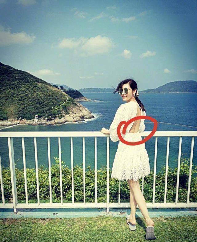 李嘉欣罕晒夫妻合照穿露背裙勒出赘肉秀五彩美甲暴露拇指外翻