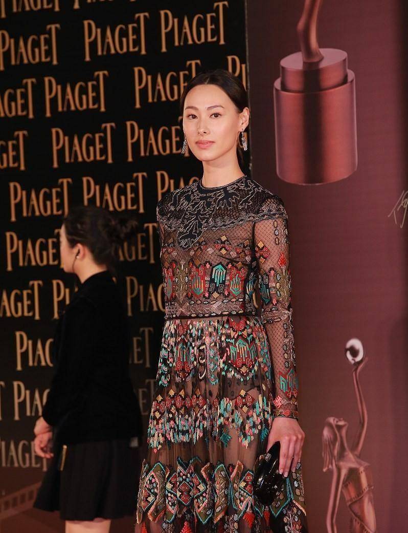 原创曾是豪门阔太的梁洛施身穿蕾丝挺诱人端庄富贵气质藏不住