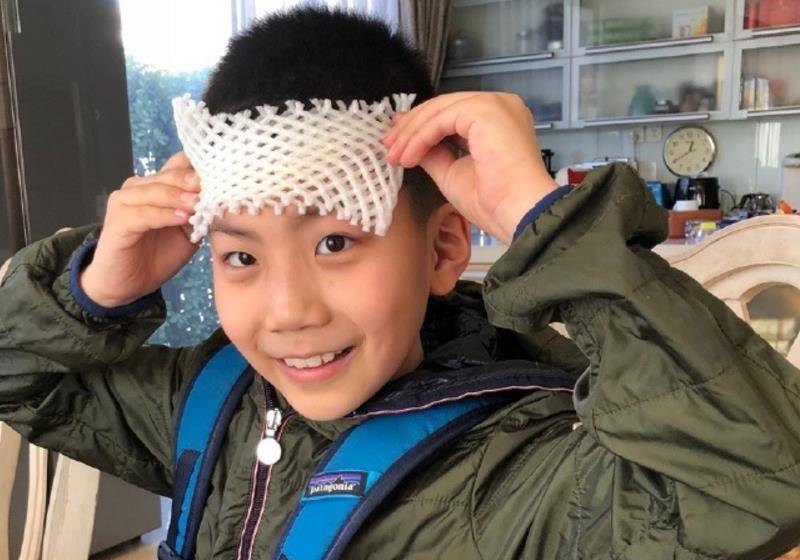 很多网友都表示胡皓康长得也太好看了,笑起来的样