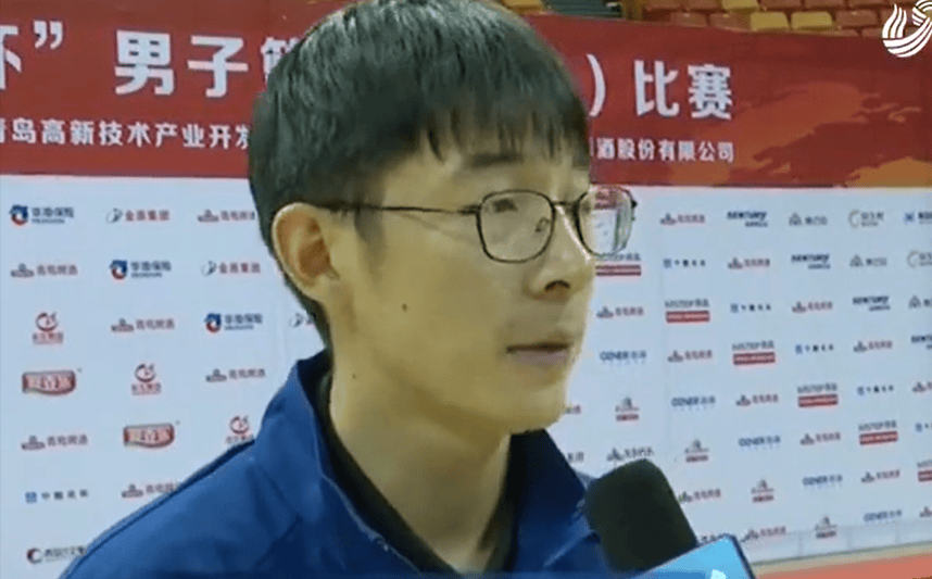 王刚曾担任山东男篮队长,与孙杰并列称作山东男篮双子星.