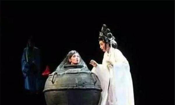 戚夫人被吕后做成人彘活了多久她受此刑法的原因又是如何