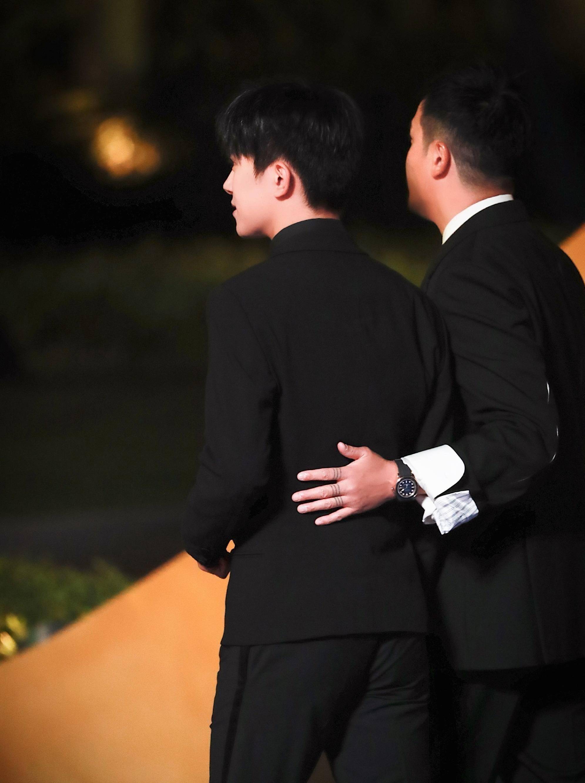 原创曾国祥千玺乌龙照上热搜切蛋糕切不开的千玺表示真的很懵逼