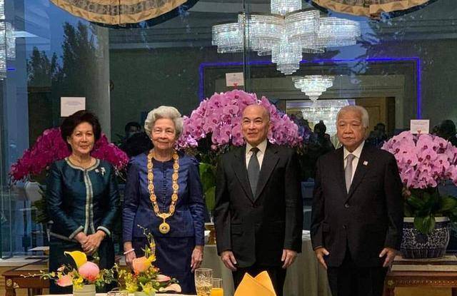 西哈莫尼国王登基时容貌俊秀如唐僧可是现在却变了模样