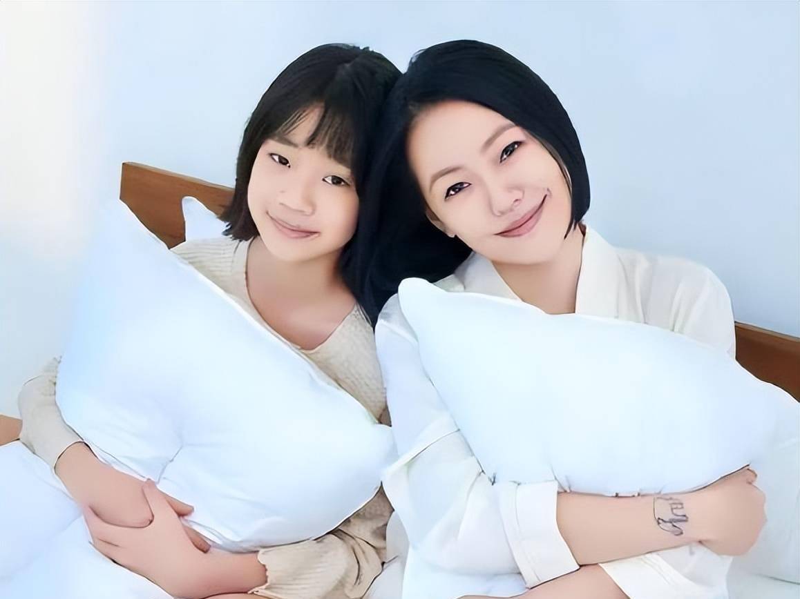 原创原创小s小女儿庆祝12岁生日在蛋糕面前鬼马精灵比两个姐姐还漂亮