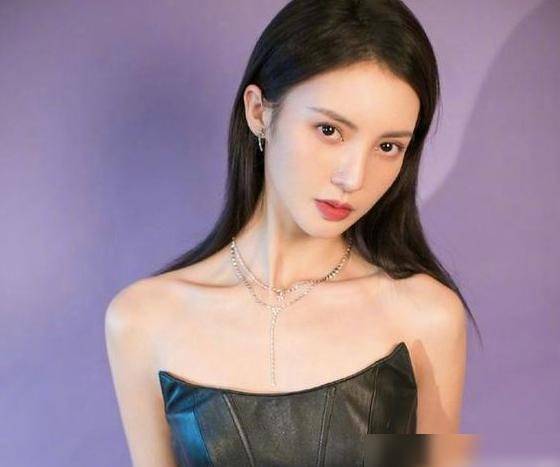 金莎一餐仅吃2只虾2根青菜,谁留意到金晨的饭量?后期看不下去了