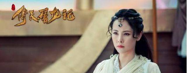 在绿柳山庄里,她用奇鲮香木制造了一把假倚天剑,并混合了醉仙灵芙酿制