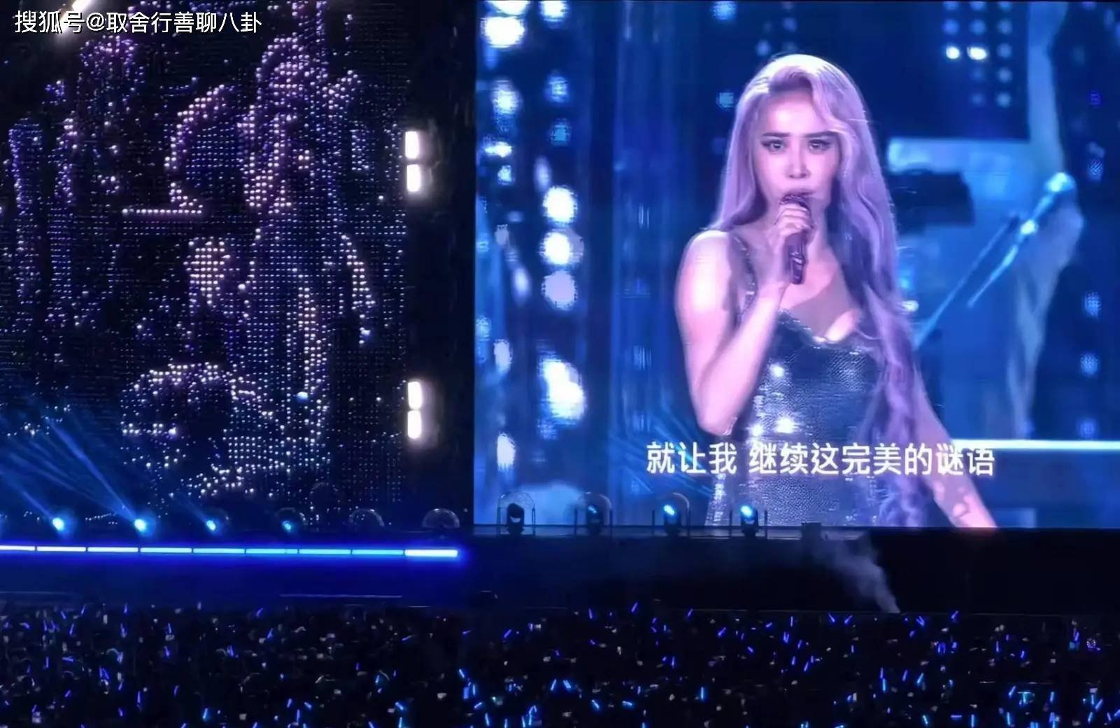 原创原创女星蔡依林绝美舞台照曝光穿银色吊带开叉裙释放女王魅力