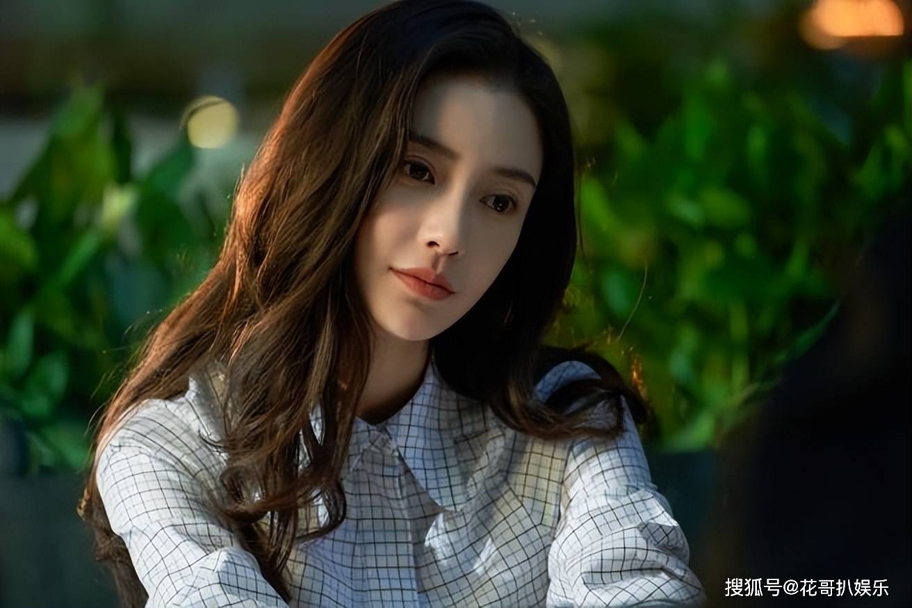 原创杨颖身材出现大变化胸部隆起摆脱排骨称号疑似为复出去做医美