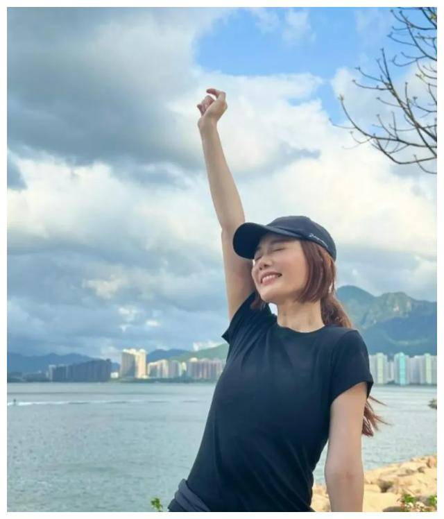tvb花旦汤洛雯结婚后变阔太太晒照肚凸凸网友猜测怀孕了