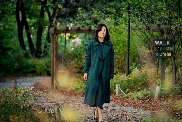 《夫妻的世界》剧情太刺激!52岁金喜爱吊带睡衣秀身材,美腿撩人