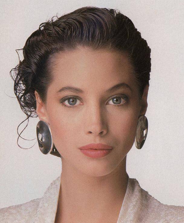 christyturlington,90年代美国五大超模之一,拥有黄金比例的脸整身