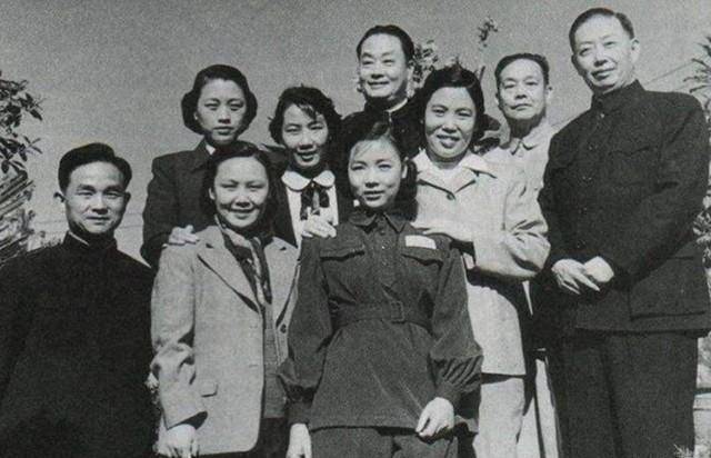 香玉剧社新中国成立后,常香玉与丈夫陈宪章,如同当时饱受战乱之苦的