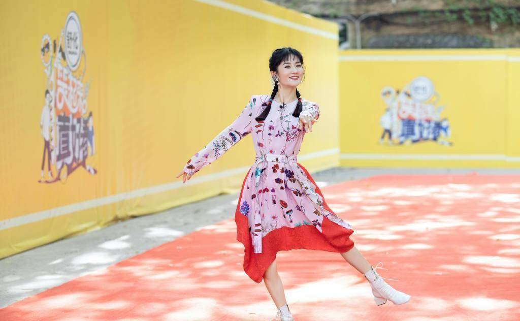 原创坡姐谢娜真敬业节目中大胆穿斜露肩连衣裙杰哥快来管管她