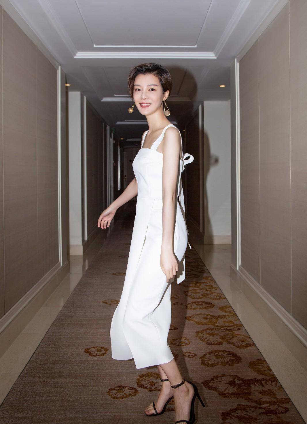 车晓终于穿"旗袍"了,天蓝色旗袍连衣裙配波波头,古典气质惊艳