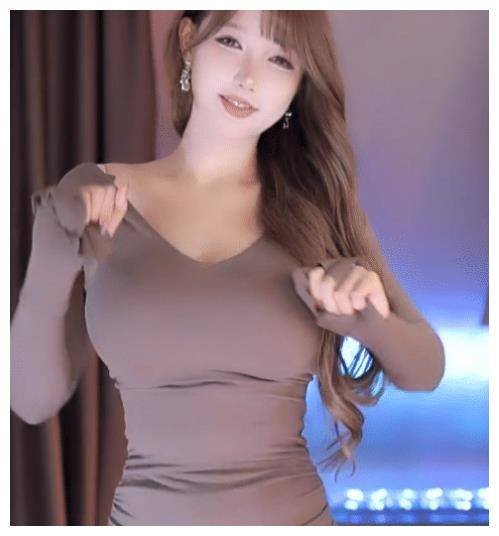 因裤子太紧有勒痕斗鱼米娜被判违规本人在直播间崩溃大哭