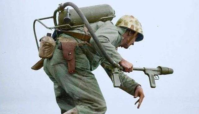 原创别被好莱坞大片误导了二战喷火兵燃料罐被子弹击中后并不会爆炸